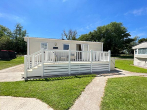 Mallard Corner, cosy Cotswold lakeview lodge